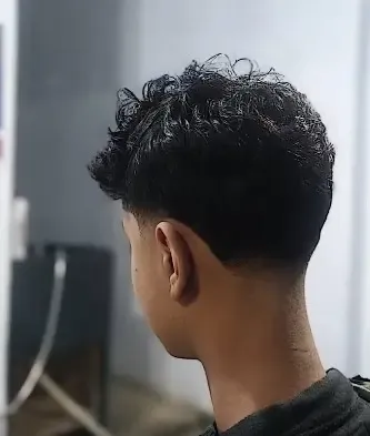 Barber Barber Boy memotong rambut pelanggan dengan fokus pada kerapian