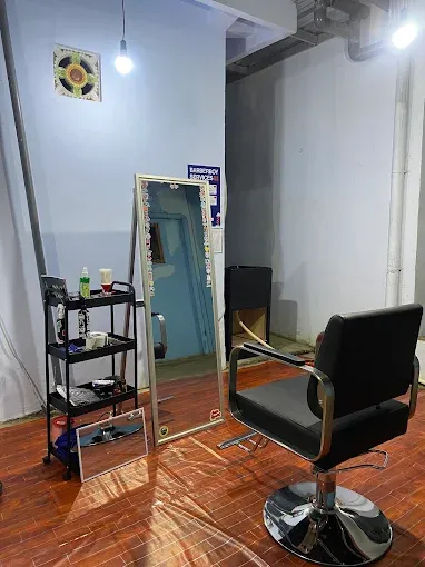 Suasana barbershop rumahan Barber Boy yang merakyat