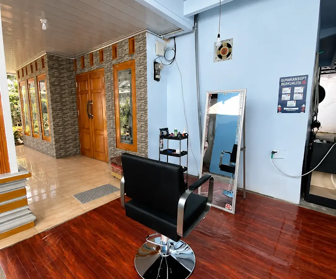 Interior barbershop Barber Boy Hair Cuts yang elegan dan maskulin